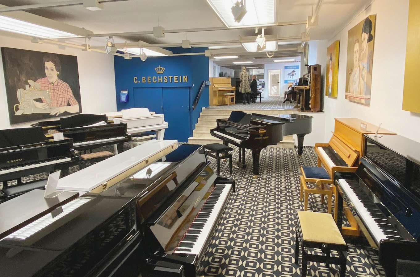 Flügel und Klaviere im Verkaufsraum