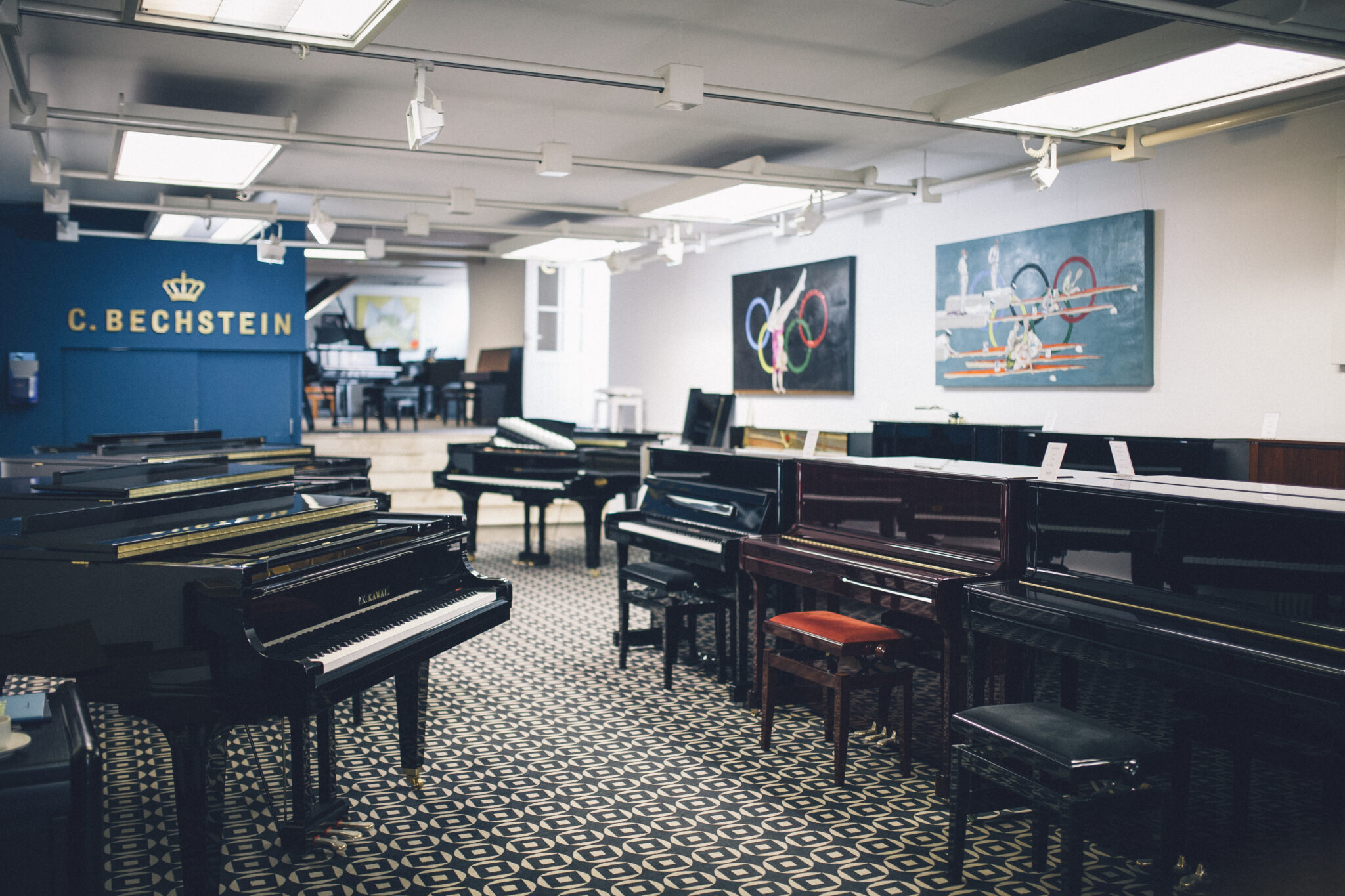 Ausstellungsraum mit Klavieren und Flügeln