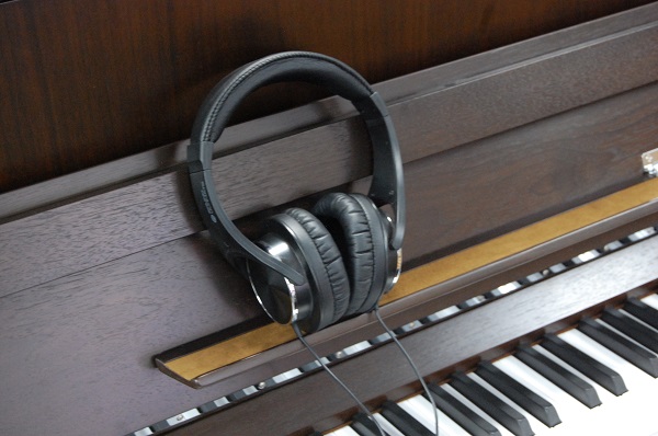 ein Klavier mit Kopfhörer Foto 1