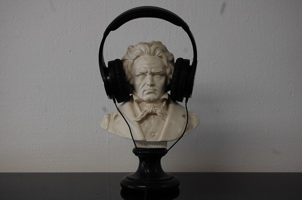 ein Klavier mit Kopfhörer Foto 2