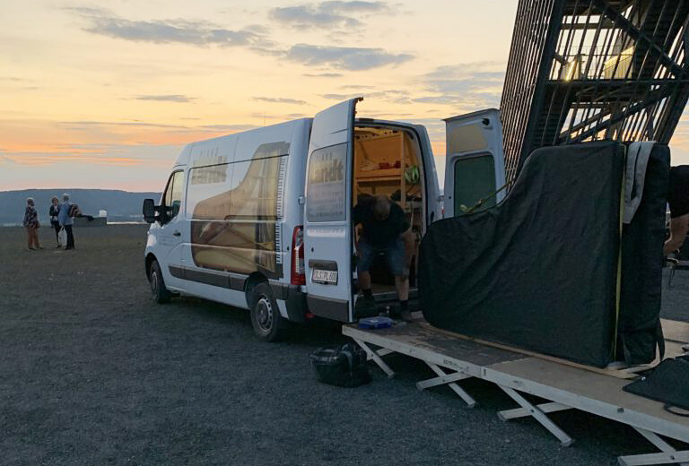 ein Klavier wird für ein Konzert angeliefert Foto 1
