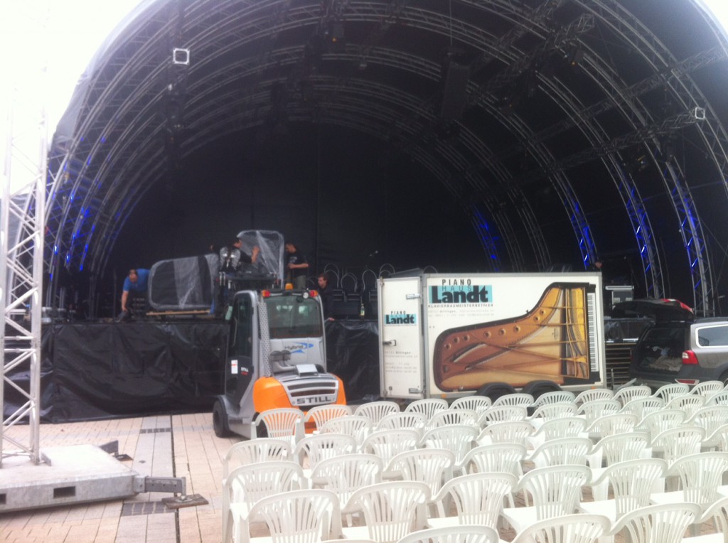 ein Klavier wird für ein Konzert angeliefert Foto 2