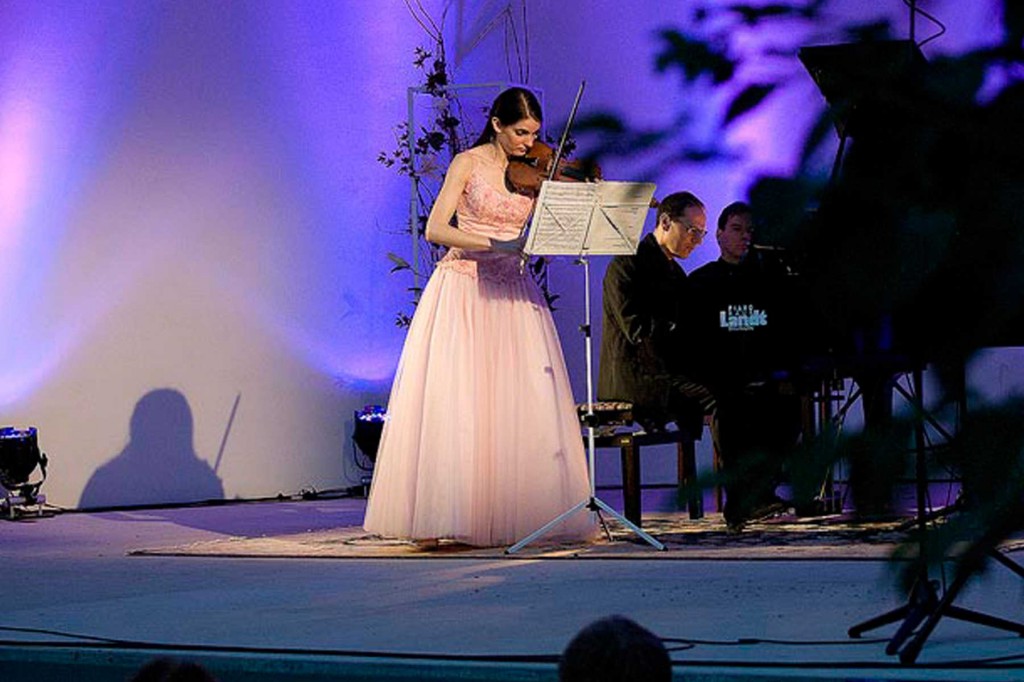 ein Klavier wird für ein Konzert angeliefert Foto 3