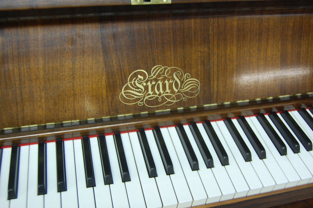 ein Klavier bekommt ein neues Innenleben Foto 2