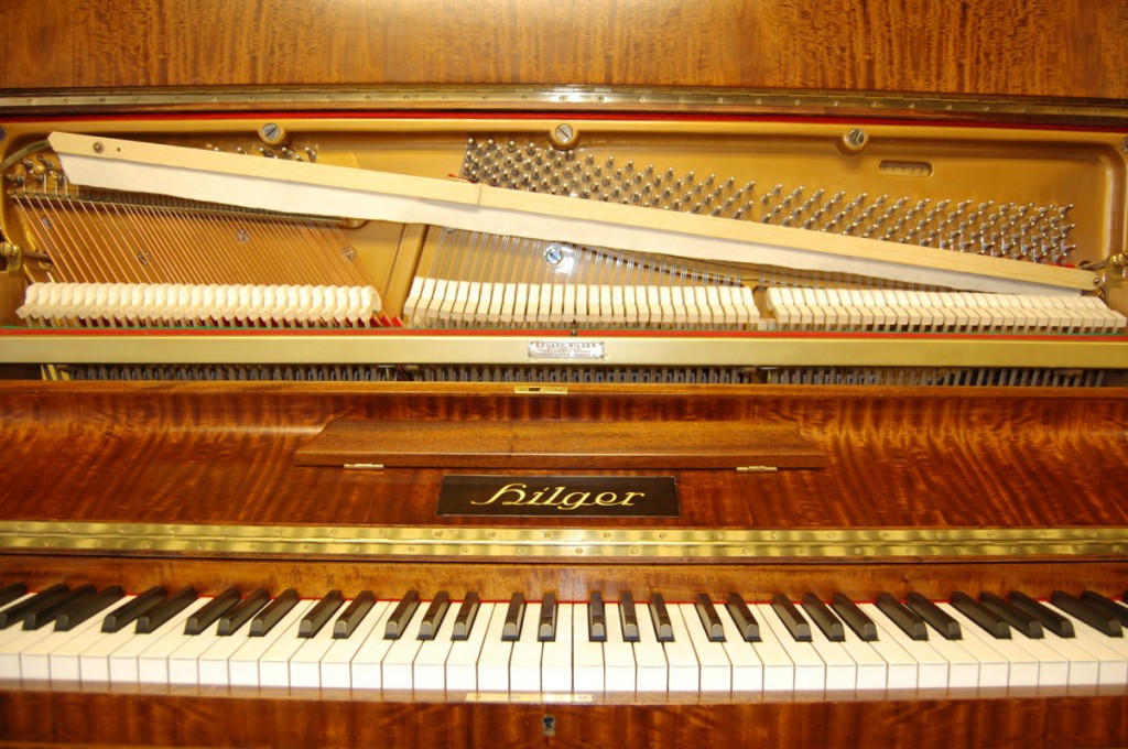 ein Klavier wird repariert Foto 1